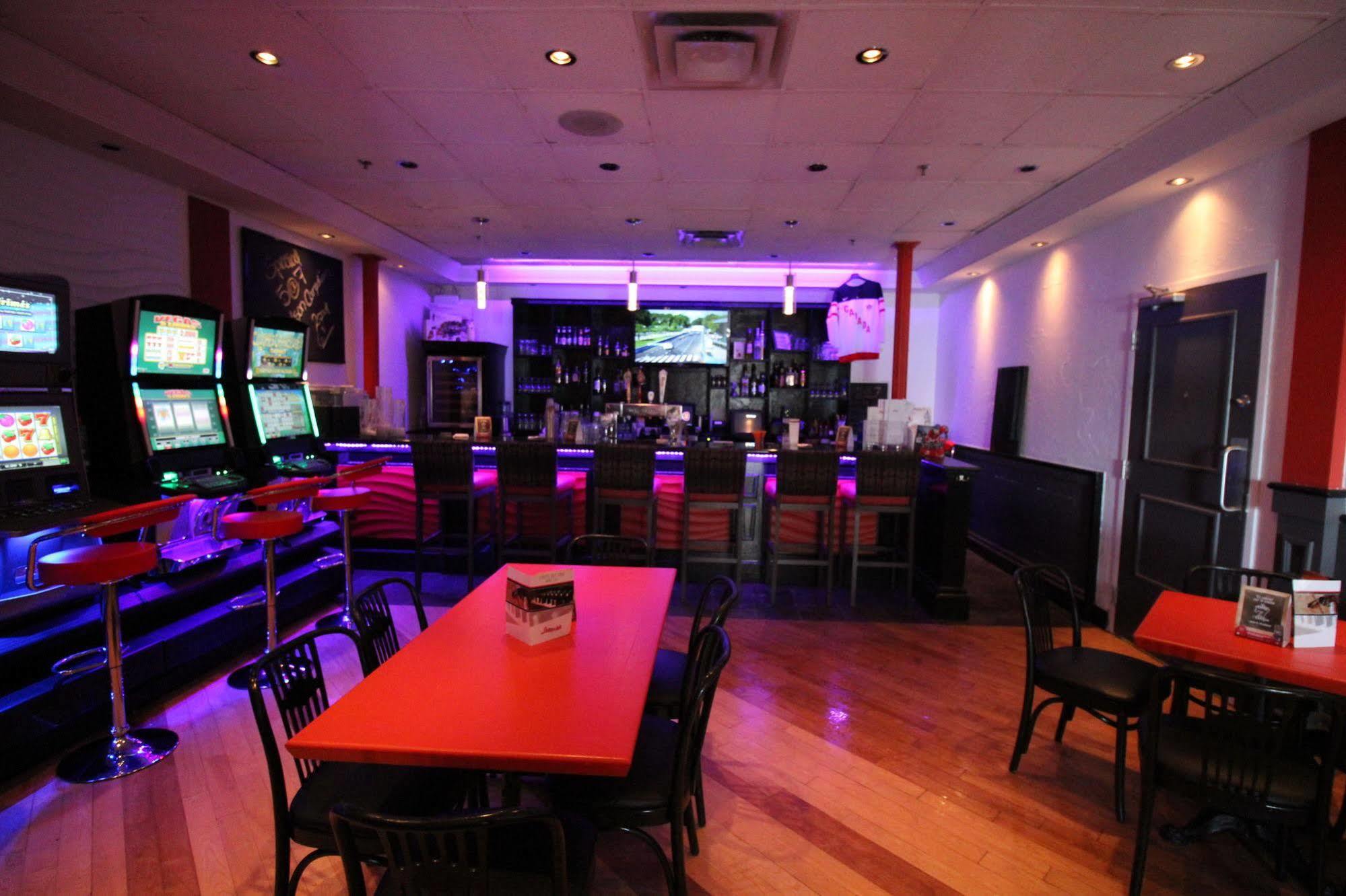 Hotel Chrome Montreal Centre-Ville Екстериор снимка